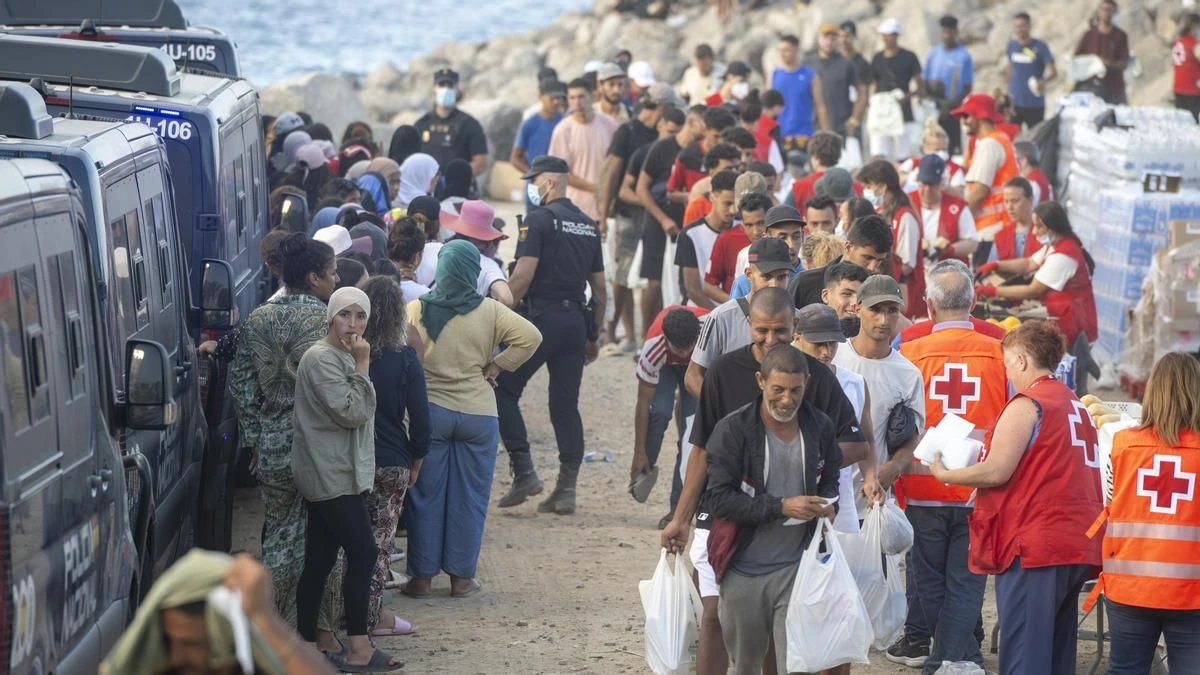 La jueza cita a tres consejeros de Ceuta y pide a Defensa nuevos informes sobre la llegada masiva de migrantes