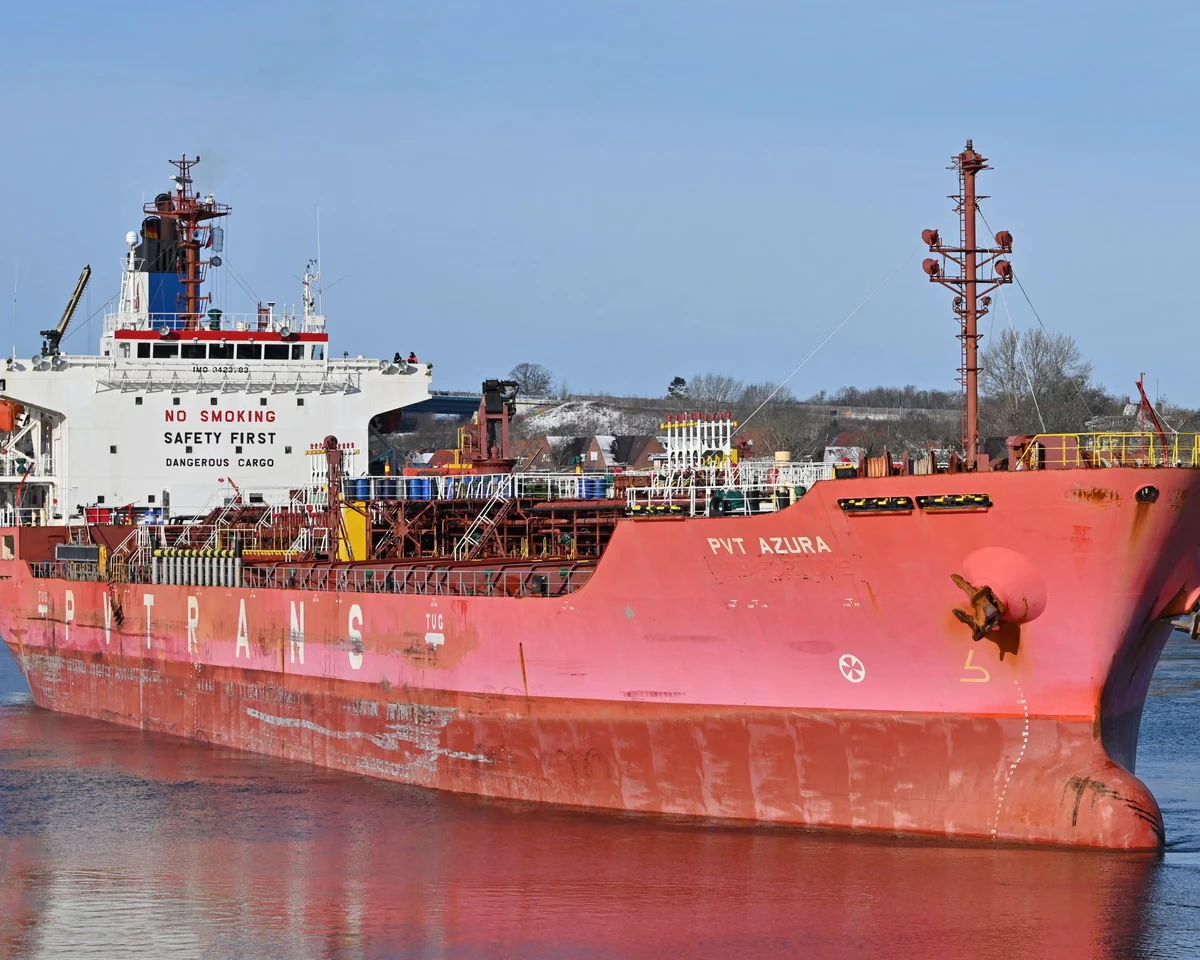 Seven oil tankers carrying 288,000 tonnes of Russian diesel sail towards US