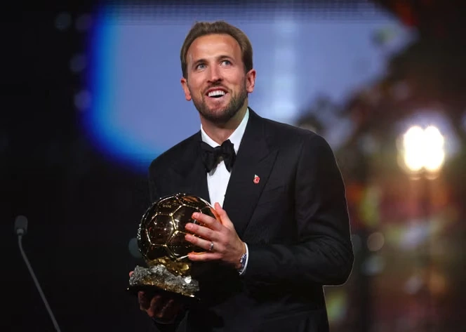 Harry Kane sacré Ballon d’or, la revanche du buteur anglais longtemps perçu comme un « loser » magnifique