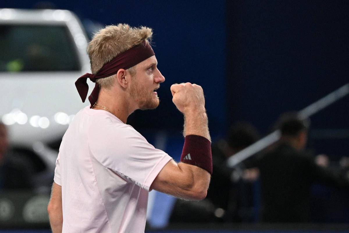 Davidovich sorprende al número 1 Zverev y se mete en la final del Másters de Shanghái