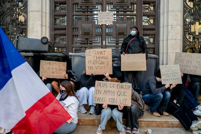 La mobilisation étudiante continue, mais reste freinée par les fermetures administratives des universités