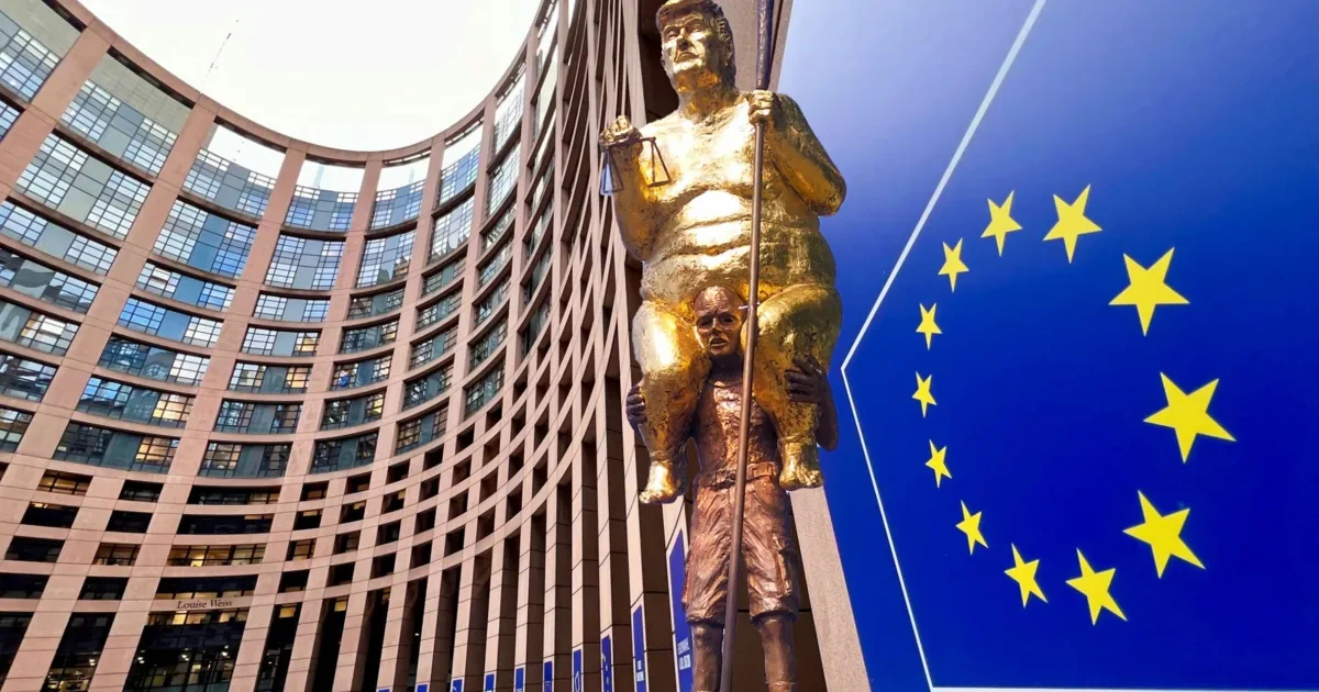 Nackt und vergoldet: Trump-Statue im EU-Parlament