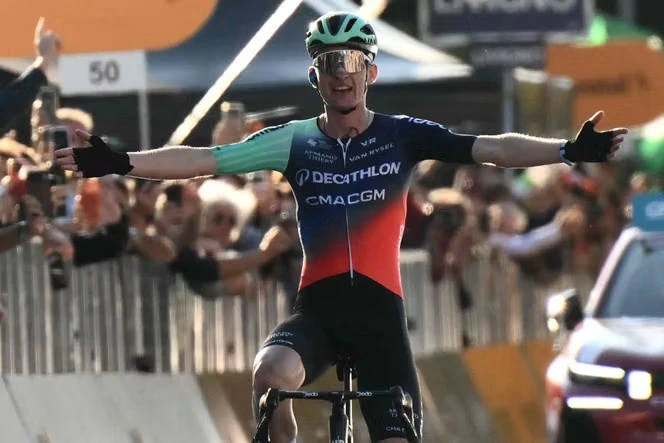Paul Seixas remporte le Tour de Lombardie, premier Monument de sa carrière